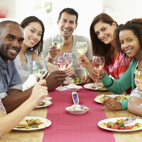 een groep vrienden die lunchen