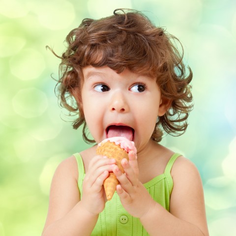 Bambina che mangia il gelato